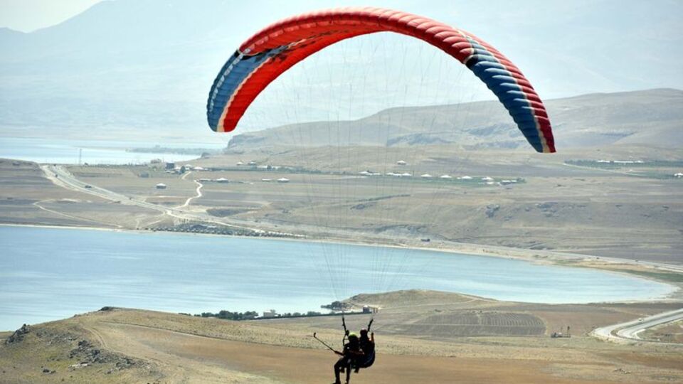 Yamaç paraşütü ile 'aşı' çağrısı