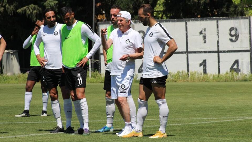 Altay'da Mustafa Denizli sahaya indi