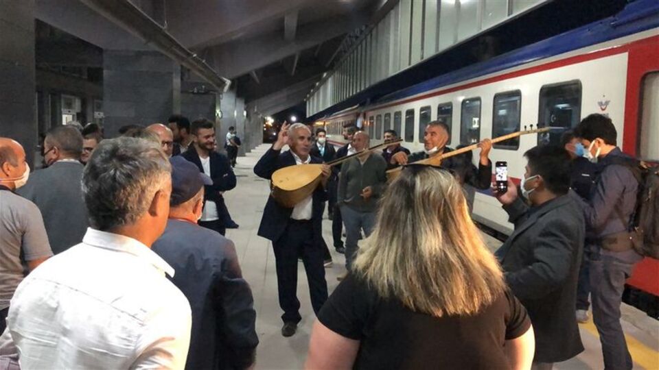 Doğu Ekspresi'ni halk ozanları karşıladı