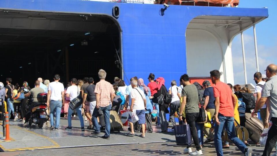 Feribot seferlerinde tatil yoğunluğu başladı