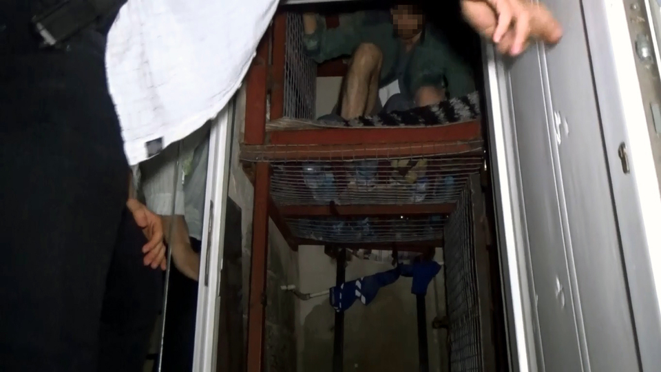 Çelik kafeste kâbus! Suç örgütü 2 kişiyi böyle hapsetti