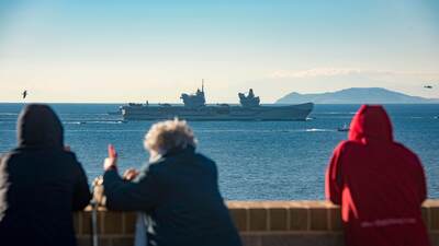 İngiliz uçak gemisinde 100 personel Covid-19'a yakalandı