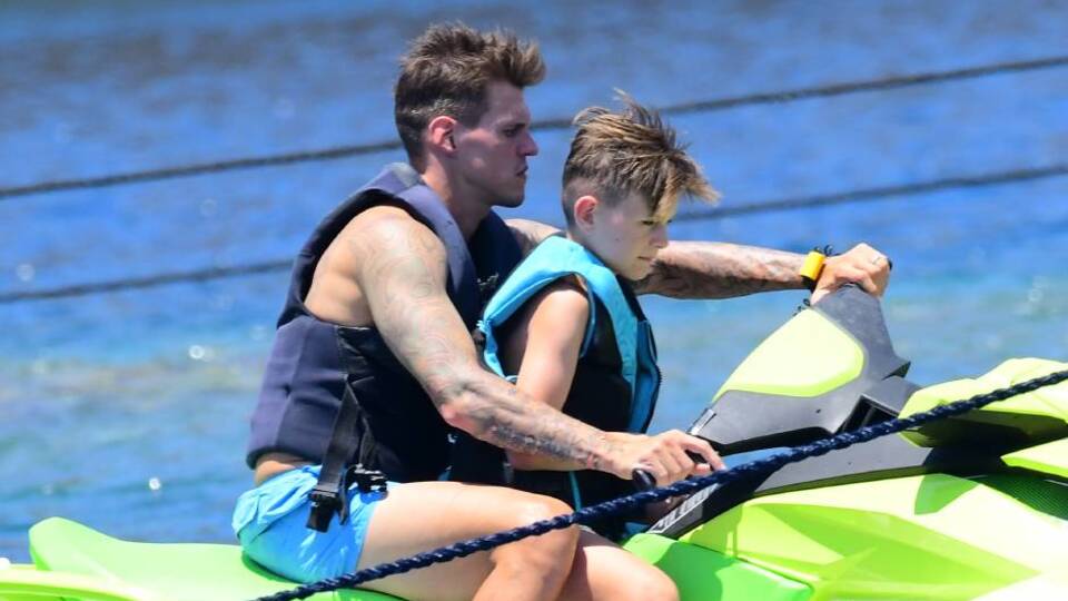 Baba-oğuldan jet-ski şov