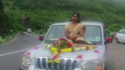 Araç kaputu üzerinde tehlikeli düğün pozu