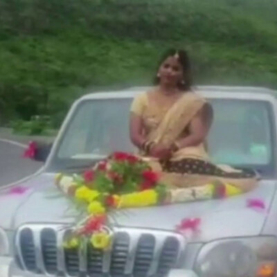 Araç kaputu üzerinde tehlikeli düğün pozu