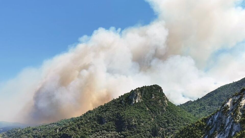 Yunanistan'ın Sisam Adasında yangın