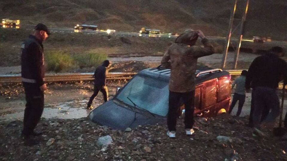 Van'da heyelan: 2 kişi kurtarıldı