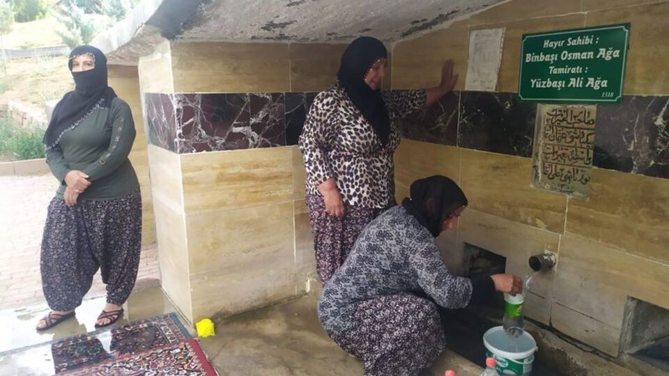 703 yıllık çeşmede halı yıkama geleneği