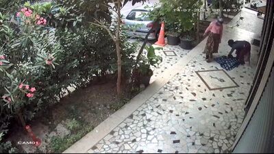 At arabasıyla geldiler, rögar kapaklarını çaldılar!