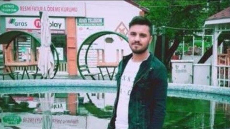 Evinin önünde bıçaklanan genç öldü