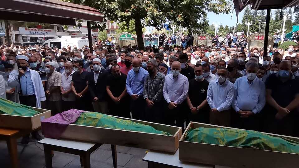 Sel felaketinde ölenlere gözyaşlarıyla veda