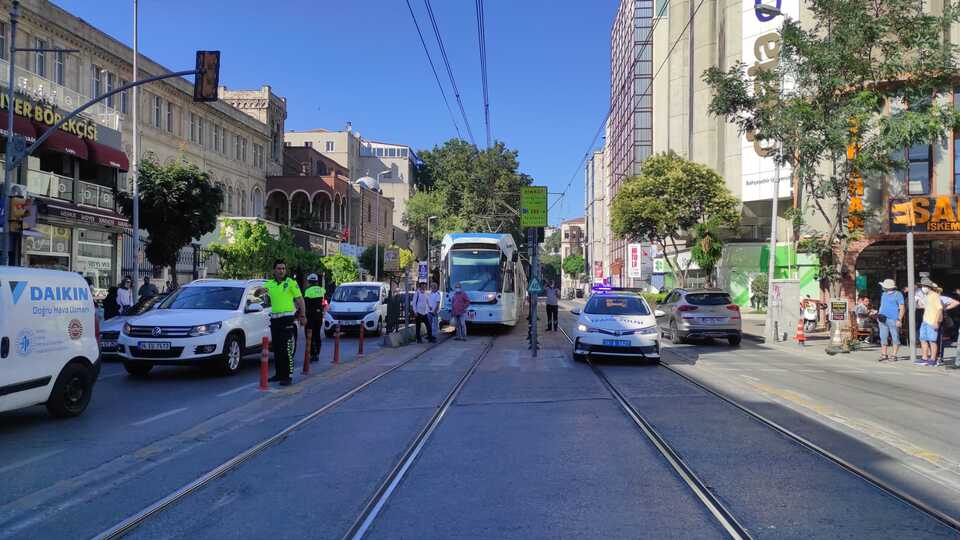 Tramvay ile taksi çarpıştı: 1 yaralı