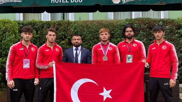 Umalt Demirel'den bronz madalya