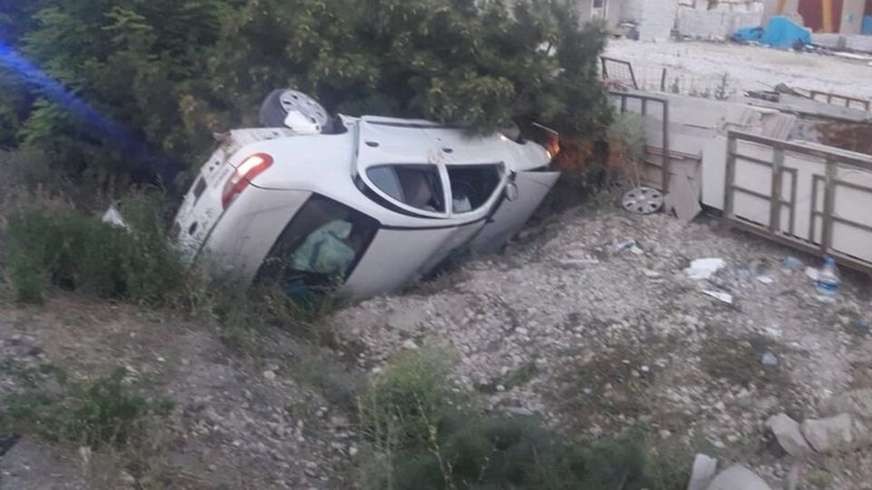 Lastiği patlayan otomobil şarampole uçtu