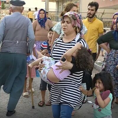 Pencereden düşen kardeşi ambulansa taşınırken gözyaşlarına boğuldu