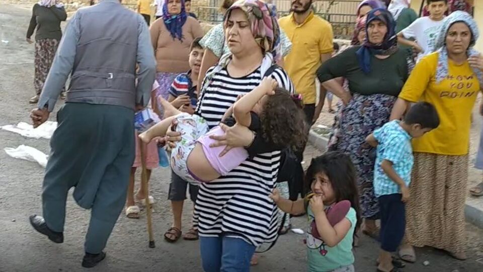 Pencereden düşen kardeşi ambulansa taşınırken gözyaşlarına boğuldu