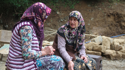 Hac için biriktirdiği parayı sele kaptırdı