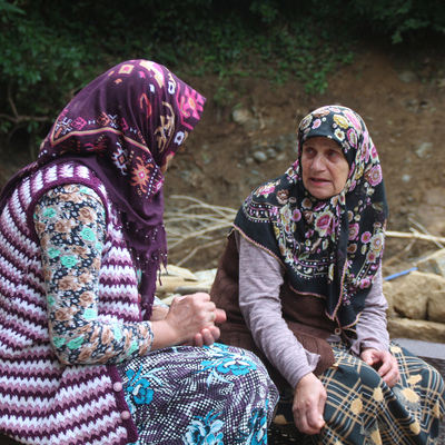 Hac için biriktirdiği parayı sele kaptırdı