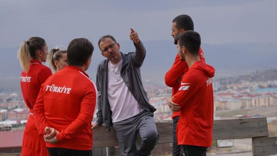 Bakan Kasapoğlu'ndan moral ziyareti