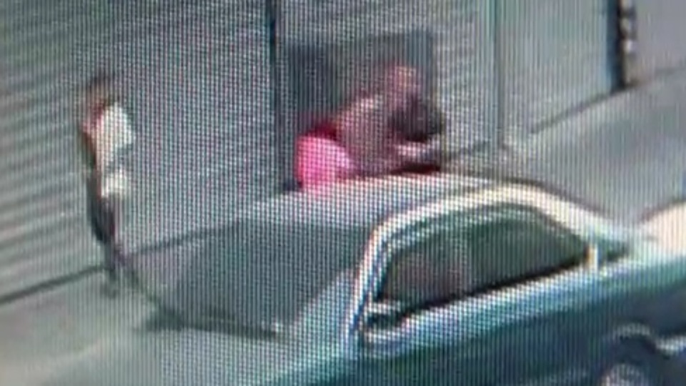 Sokakta dehşet anları! Genç kadını darbetti