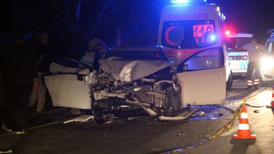 Otomobil iş makinesine çarptı: 1 ölü, 1 yaralı