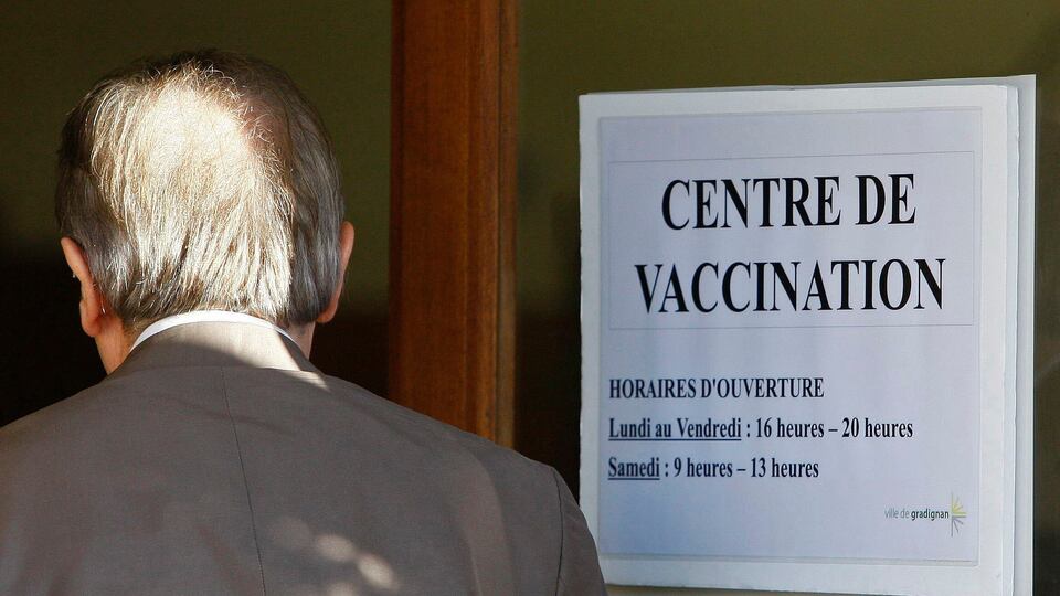 Fransa'da aşı merkezine kundaklama