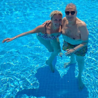 Eski eşlerin havuz keyfi