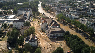 Almanya'daki selde yetkililer ihmali tartışıyor