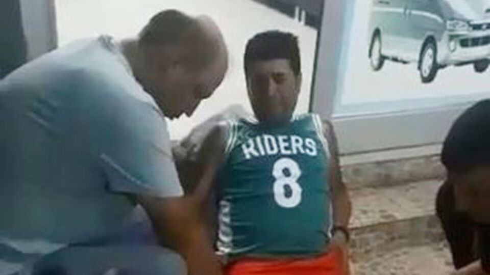 Bacaklarından vuruldu, yerde oturarak ambulansı bekledi