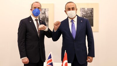 Bakan Çavuşoğlu İngiliz mevkidaşı ile görüştü