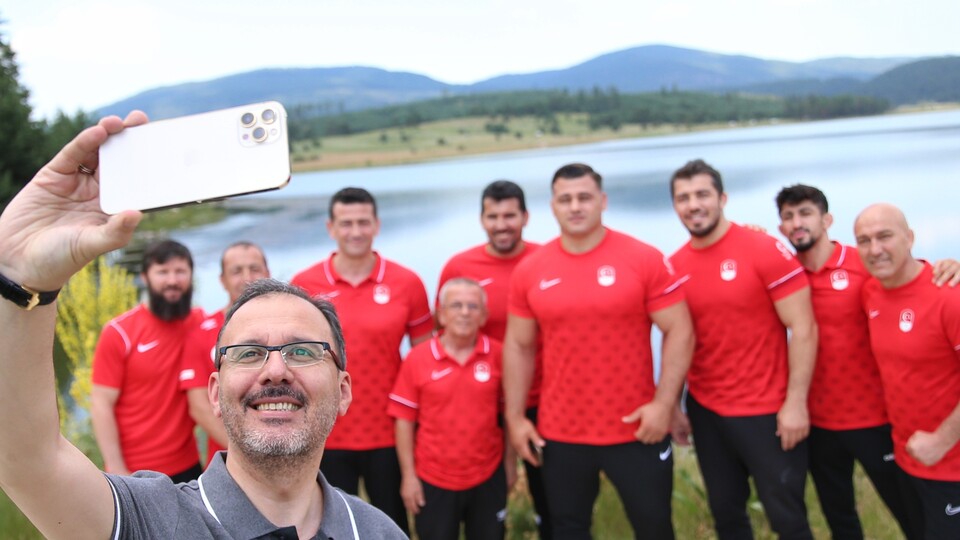 Kasapoğlu'ndan milli güreşçilere ziyaret