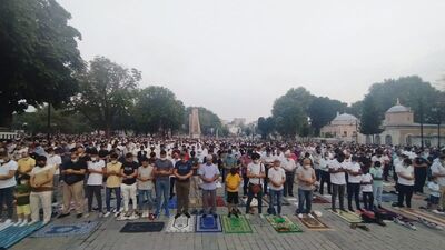 Bayram coşkusu namazla başladı