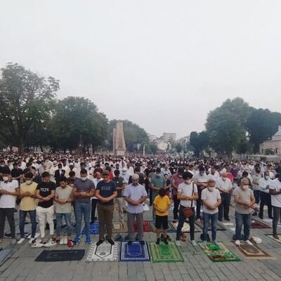 Bayram coşkusu namazla başladı