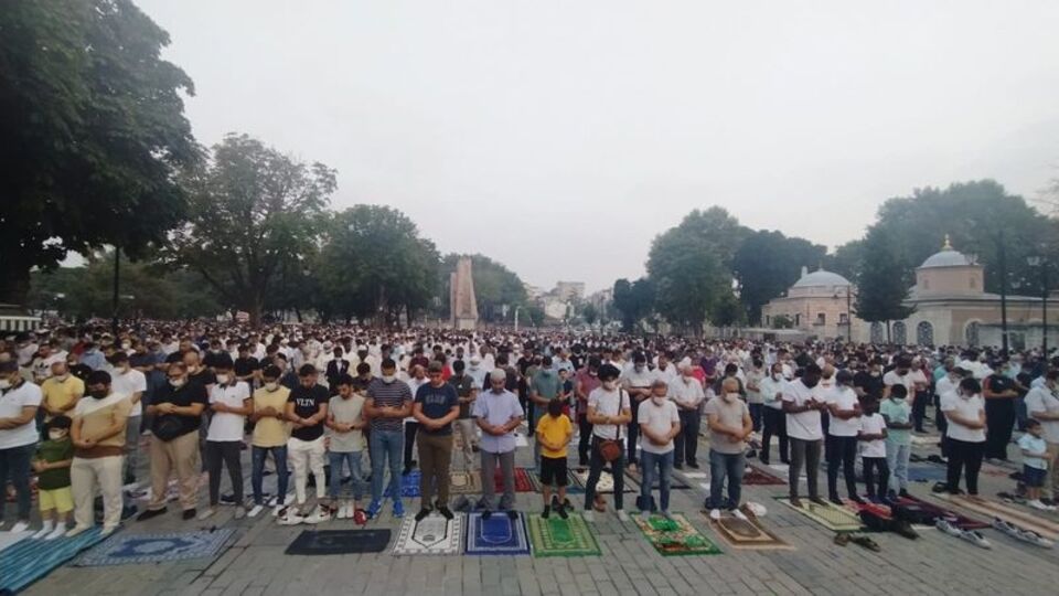 Bayram coşkusu namazla başladı