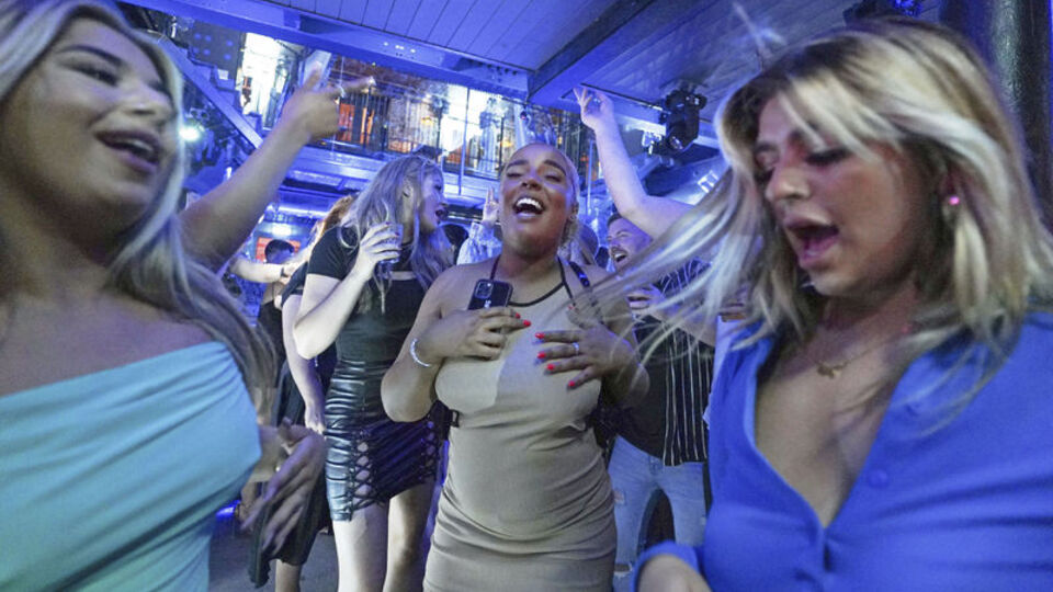 İngiltere'de gece kulübüne giriş için, aşı pasaportu zorunluluğu getiriliyor