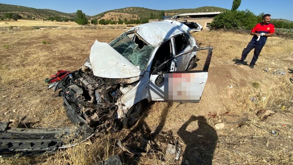 Otomobil şarampole devrildi: 1 ölü, 2 yaralı