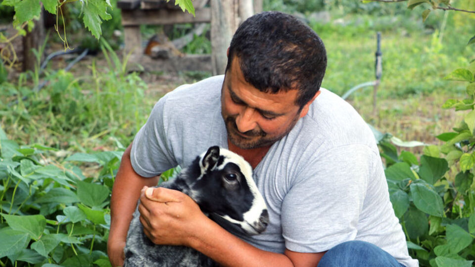 Annesinin kabul etmediği 'Kara Kız'a evladı gibi bakıyor