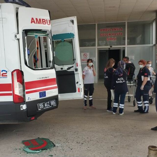 Yakınları vuruldu, onlar ambulansa saldırdı!