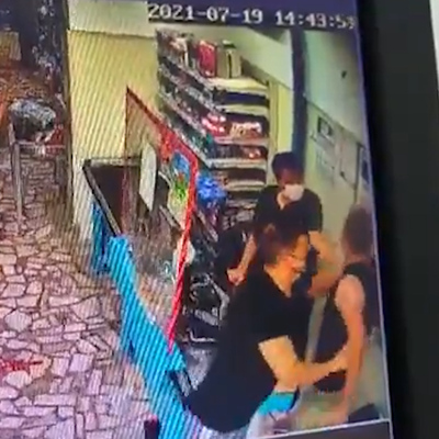 İndirimli ürünleri sayınca şiddete uğradı!