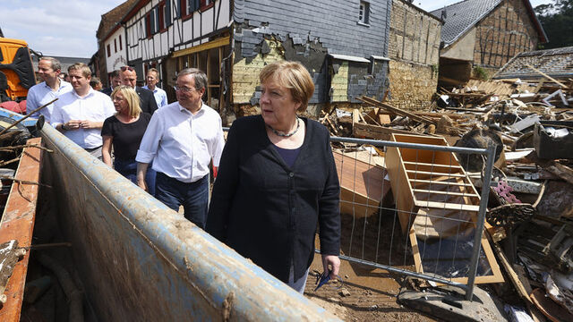 Merkel, sel bölgesinde incelemelerde bulundu
