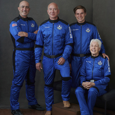 Jeff Bezos ve ekibi de uzaya gitti!