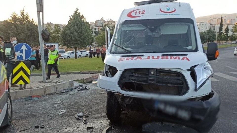 Ambulans otomobil ile çarpıştı: 1 ölü, 3 yaralı