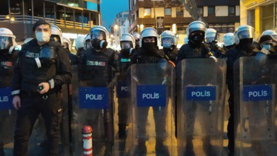 Kadıköy'de izinsiz yürüyüşe gözaltı