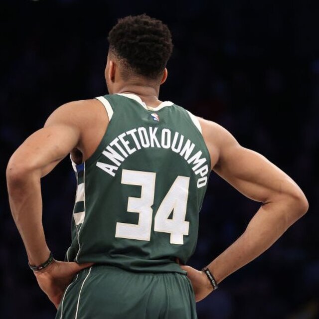 Giannis Antetokounmpo: Atina'nın sokaklarında saat satmaktan NBA'in zirvesine bir göçmen çocuğunun bitmeyen rüyası