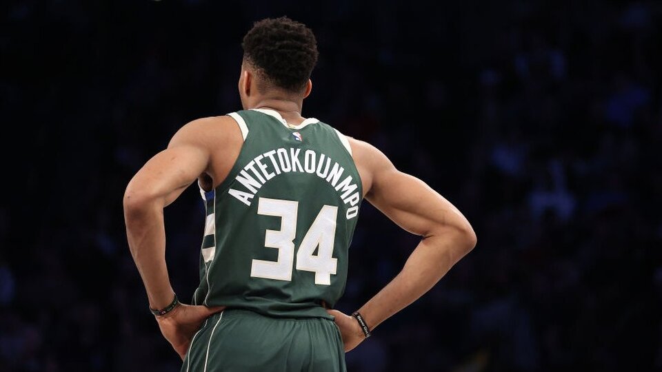 Giannis Antetokounmpo: Atina'nın sokaklarında saat satmaktan NBA'in zirvesine bir göçmen çocuğunun bitmeyen rüyası
