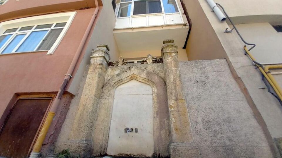 Üstü apartman, altı çeşme... 112 yıllık!