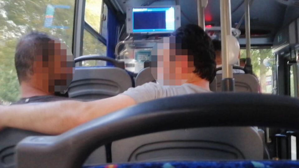 İki kardeşe sözlü taciz ve saldırı! O anlar kamerada