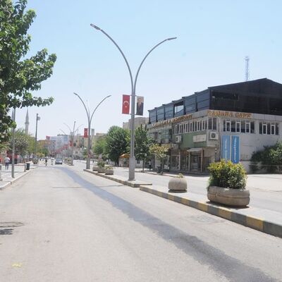 O ilçenin caddelerinde in cin top oynuyor