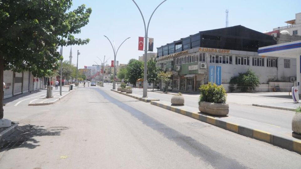 O ilçenin caddelerinde in cin top oynuyor