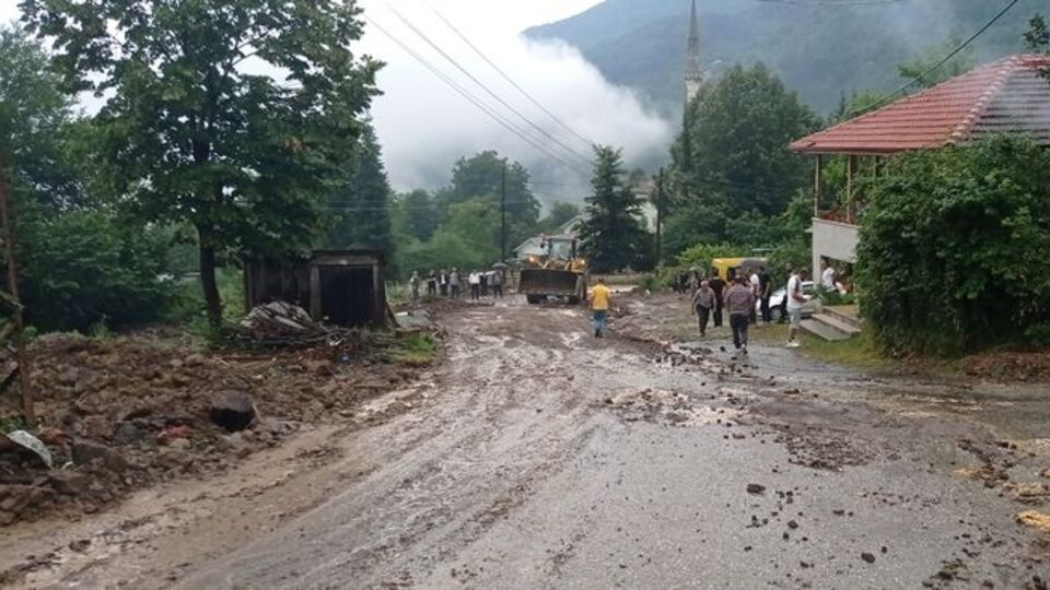 Düzce'de yoğun yağış yolları kapattı